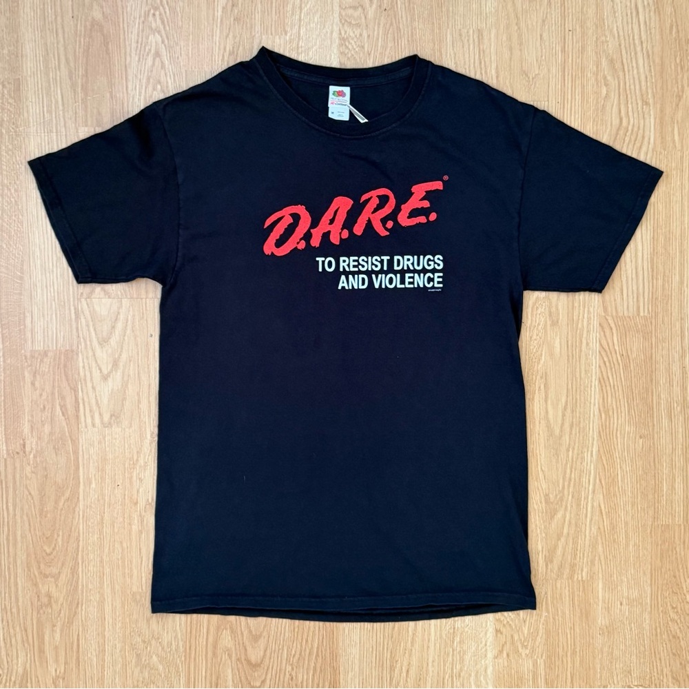 D.A.R.E. To Resist Drugs and Violence T-Shirt Men’s Medium Black Fruit of the Lo